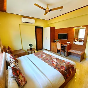 Opulence - 500 Meters From Railway Station Hotel